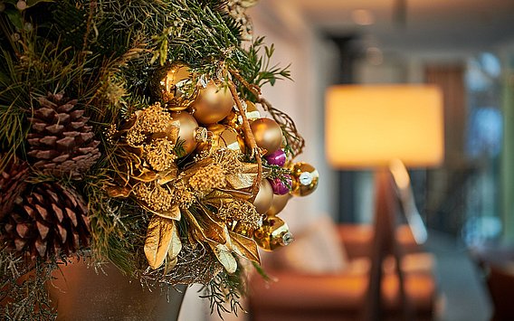 Goldene Dekoration und Pinienzapfen am hoteleigenen Weihnachtsbaum  