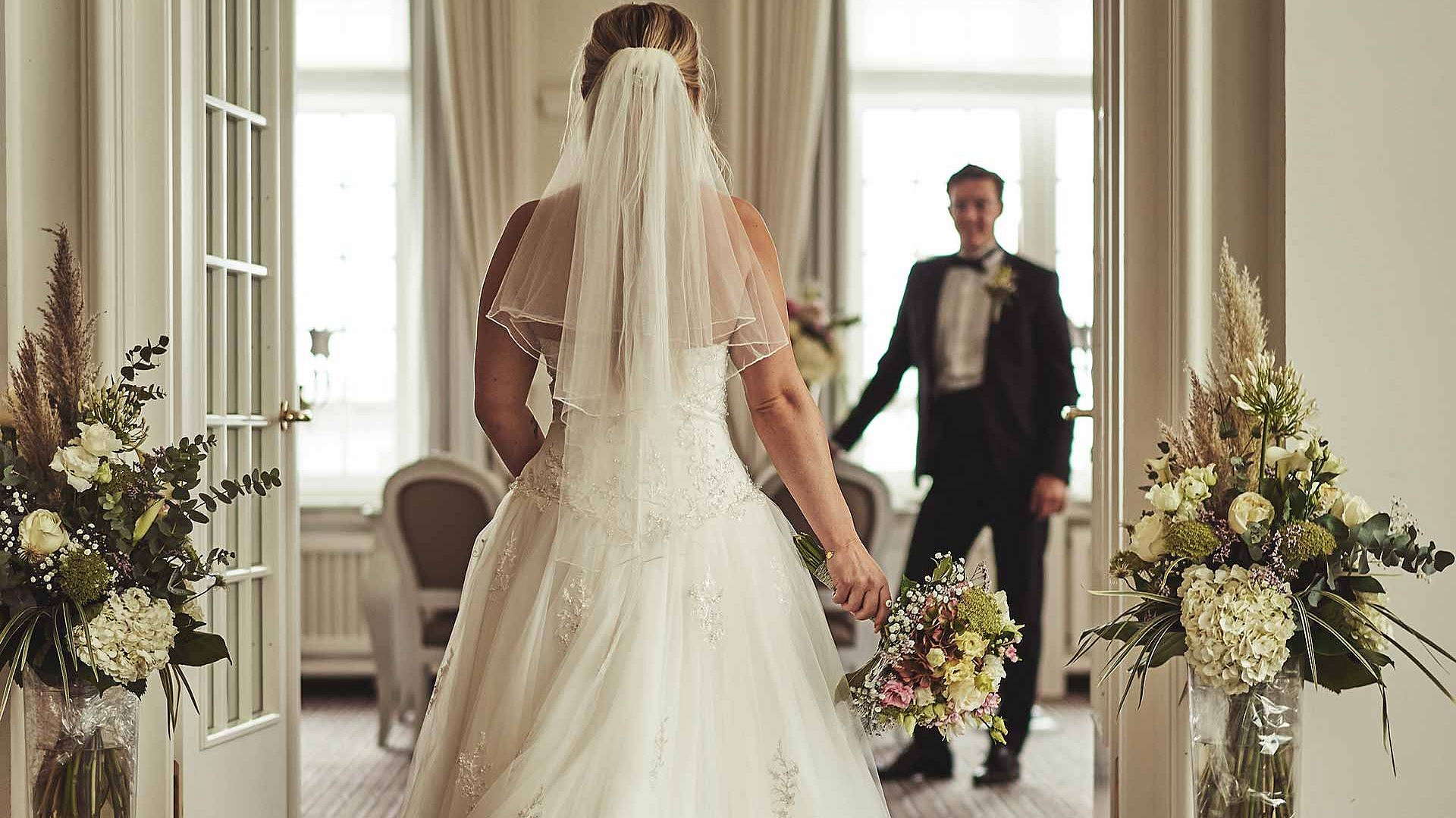 Hochzeitspaar heiratet im Travel Charme Hotel