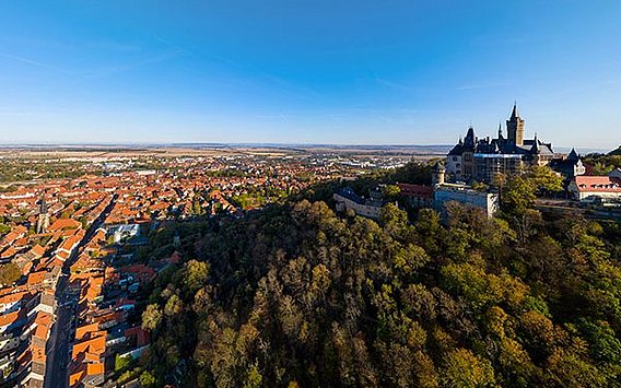 Luftaufnahme von Wernigerode mit Blick auf die Stadt und die Burg
