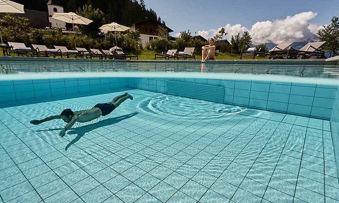 Mann taucht im Schwimmbecken