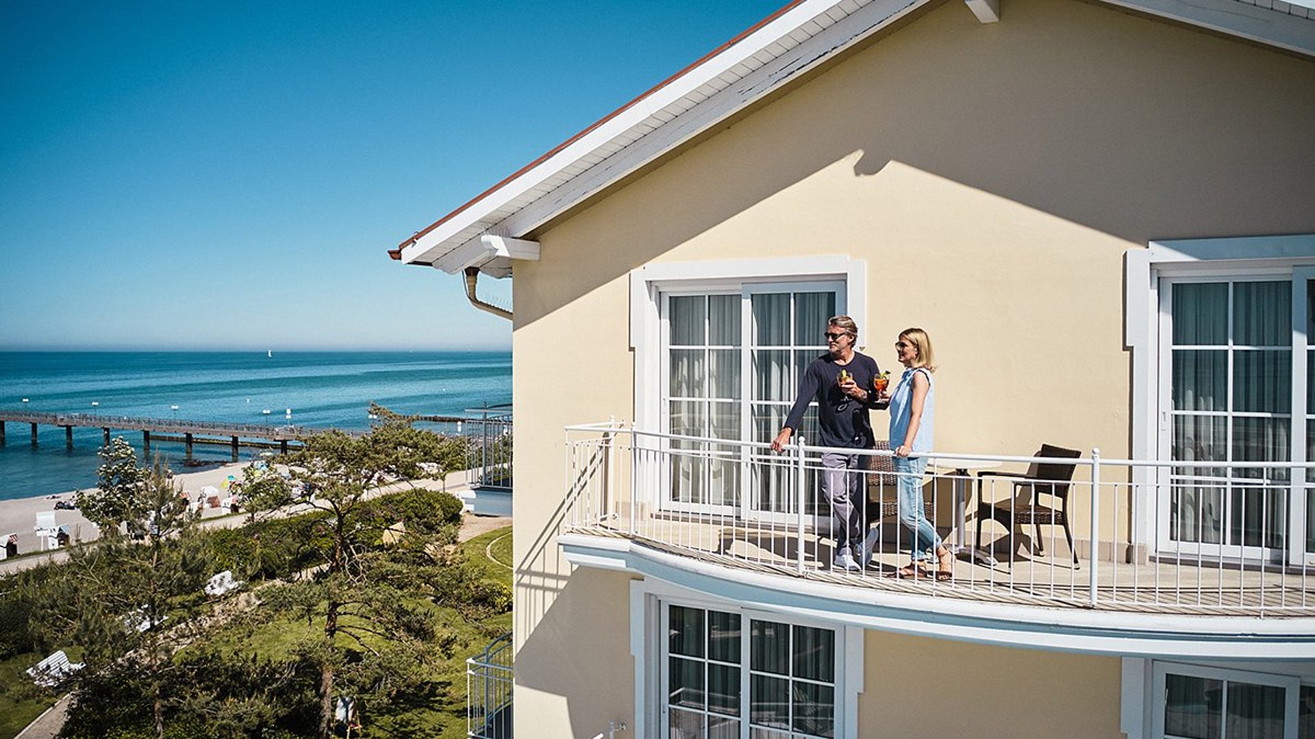 Gäste auf Hotelbalkon vom Ostseehotel Kühlungsborn mit Blick aufs Meer